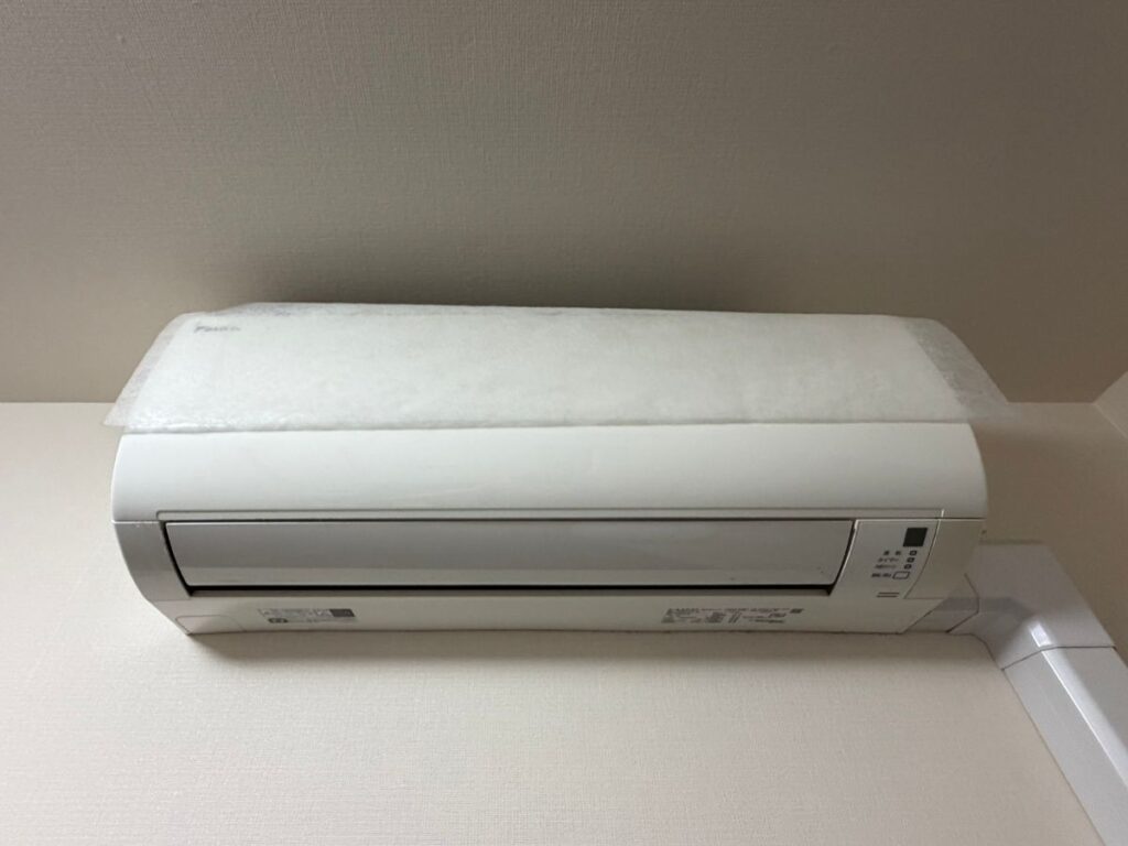 エアコン上部に貼った外付けフィルター
