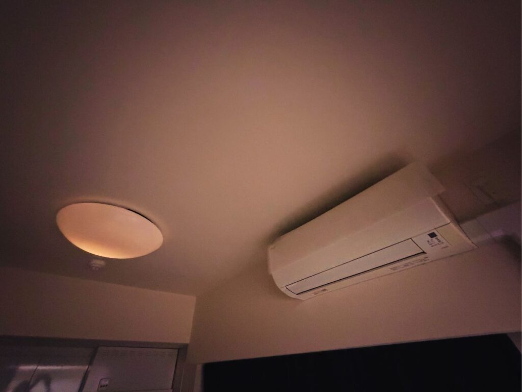 Alexaで照明とエアコンを操作している部屋の様子