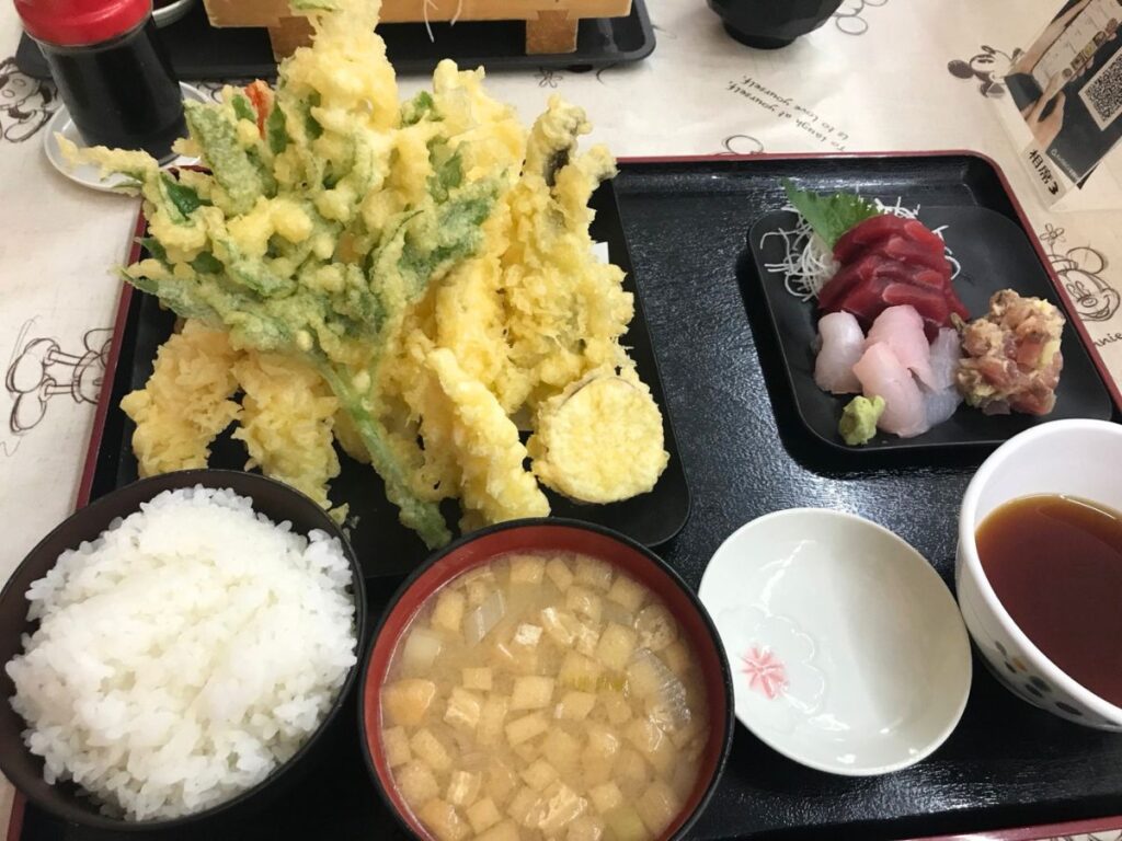 銚子の海鮮店で提供されたボリュームの多い天ぷら定食