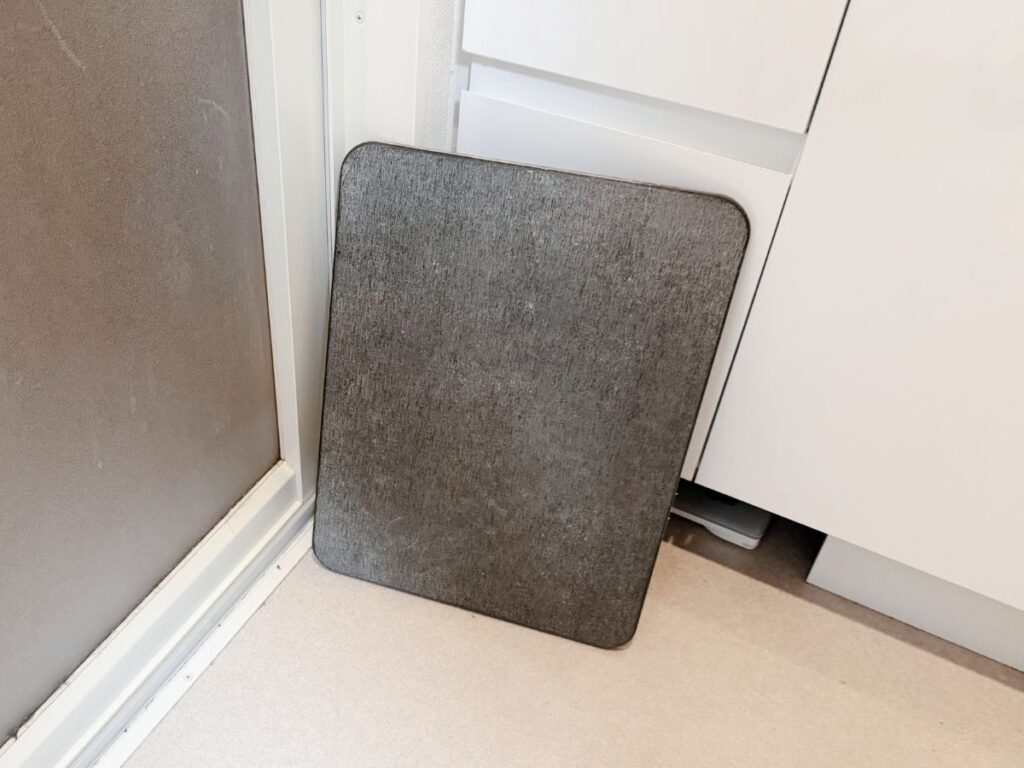 立てかけて乾かしている珪藻土マット