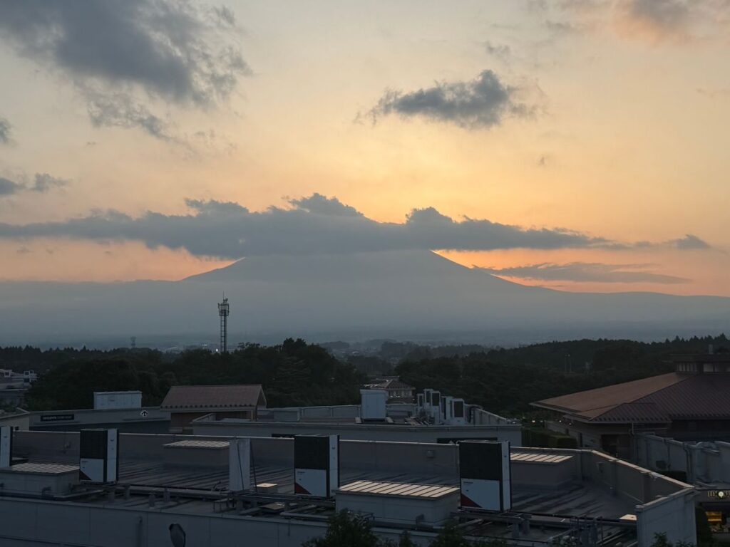 御殿場アウトレット付近から見た夕方の富士山