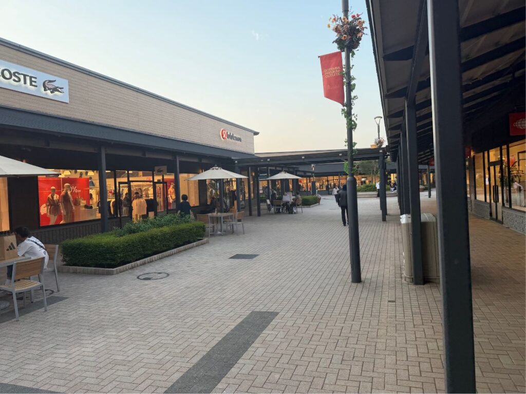 平日夕方の御殿場アウトレット通路