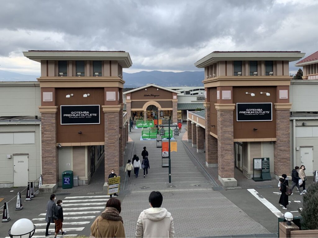 御殿場プレミアムアウトレットの入口風景