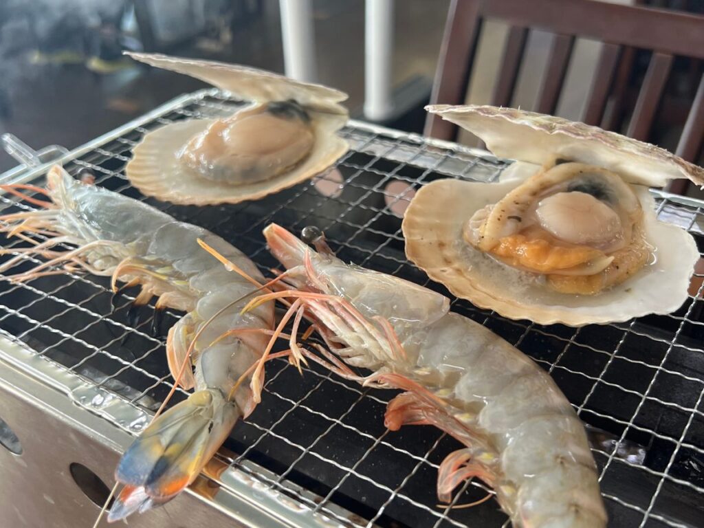 焼いたエビとホタテ