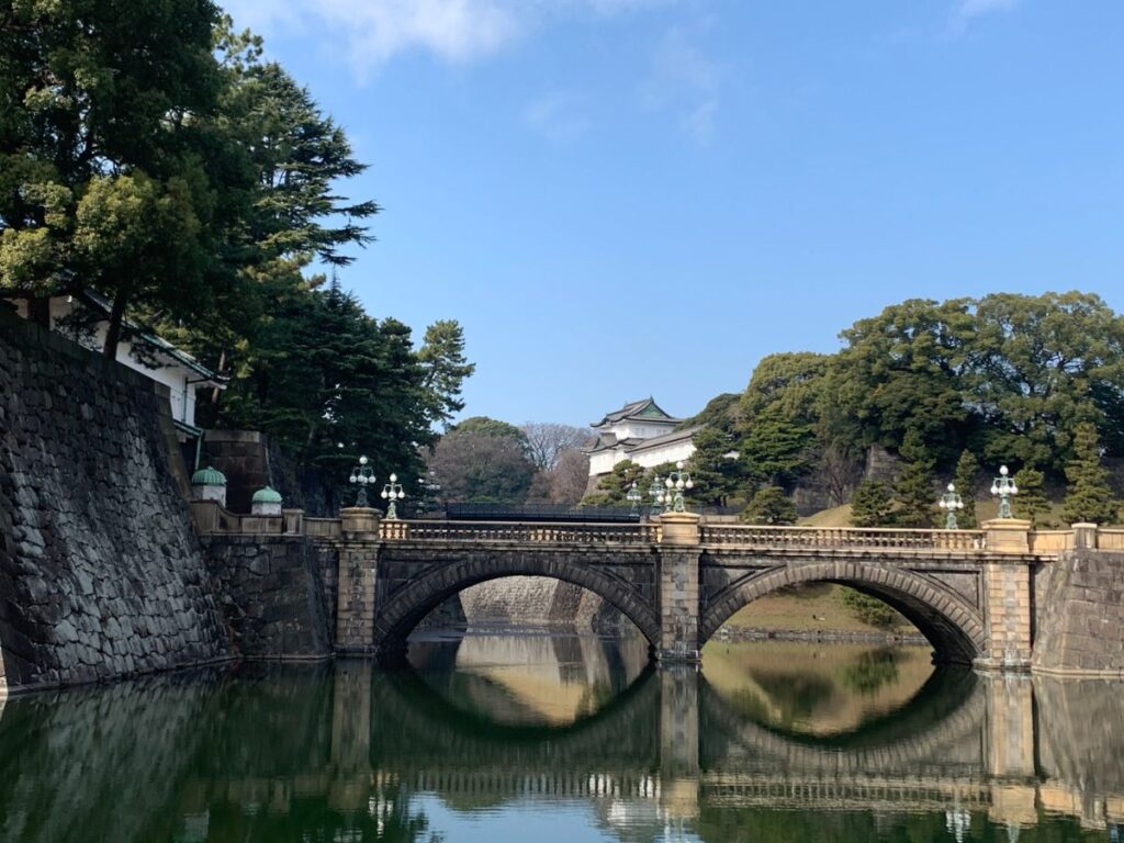 昼の皇居外苑周辺と水辺の景色