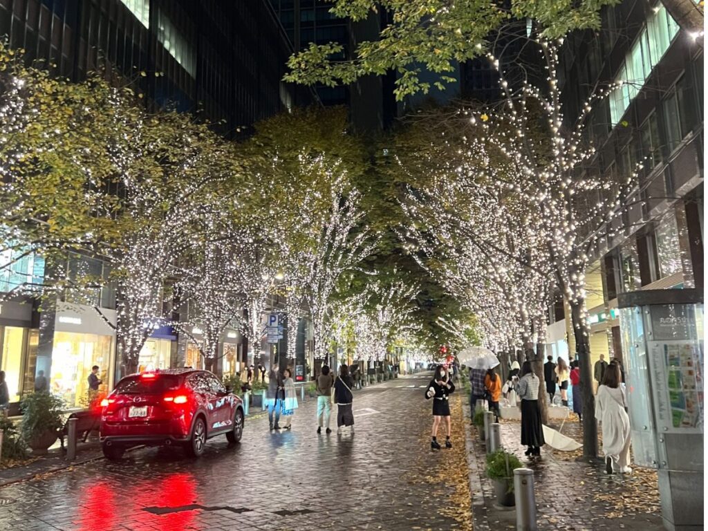 雨上がりの丸の内仲通りイルミネーション