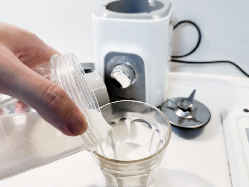 一人暮らしでスムージーを作っている様子