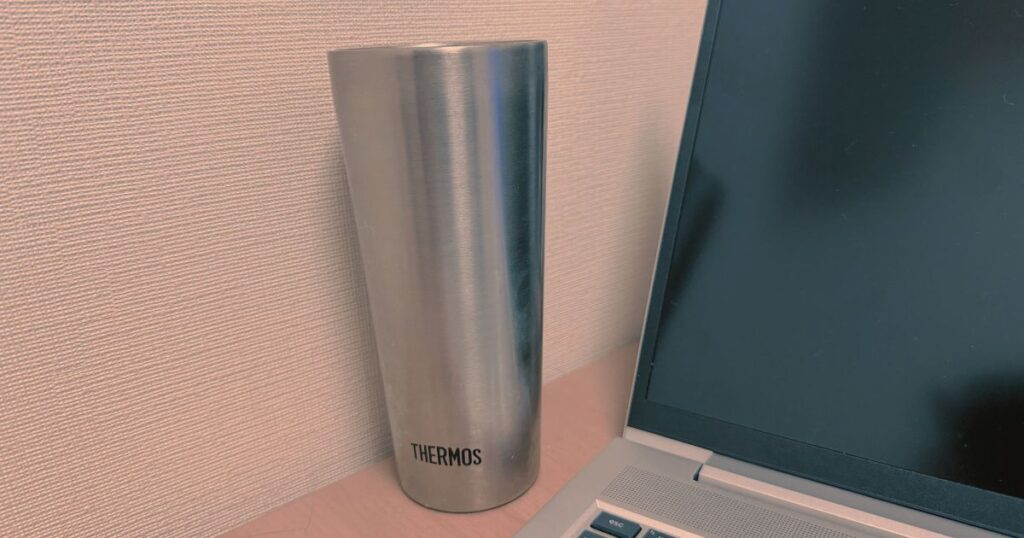 サーモスのステンレスタンブラーをデスクで使っている様子