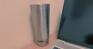 サーモスのステンレスタンブラーをデスクで使っている様子