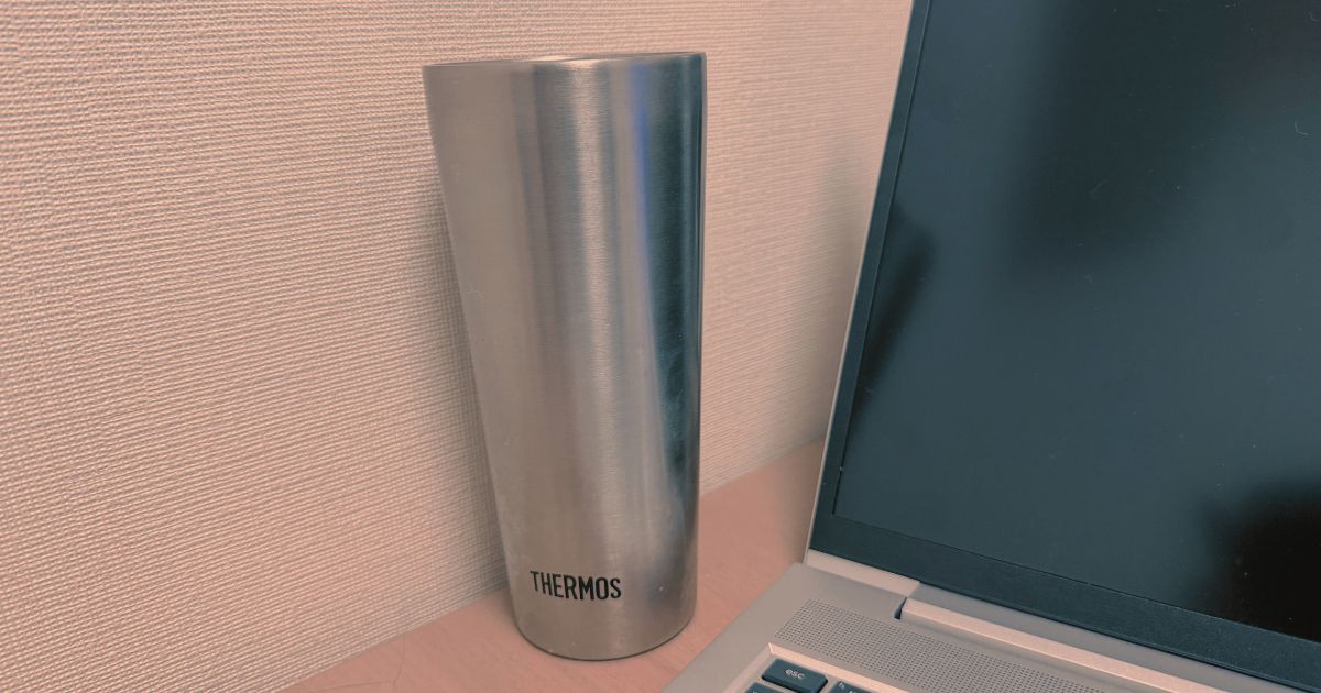 サーモスのステンレスタンブラーをデスクで使っている様子