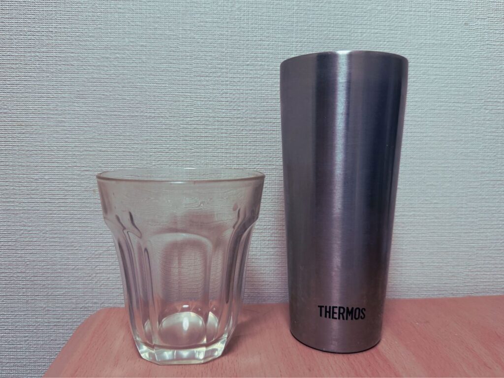 普通のコップとサーモスのステンレスタンブラーの比較