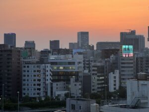 仕事終わりの夜をイメージした東京の夕焼け風景