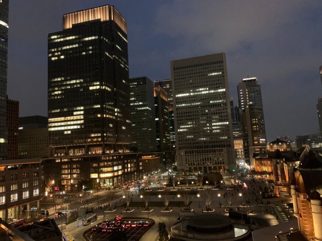 上から見た東京駅周辺の夜景