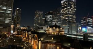 夜の東京駅と丸の内の高層ビル群