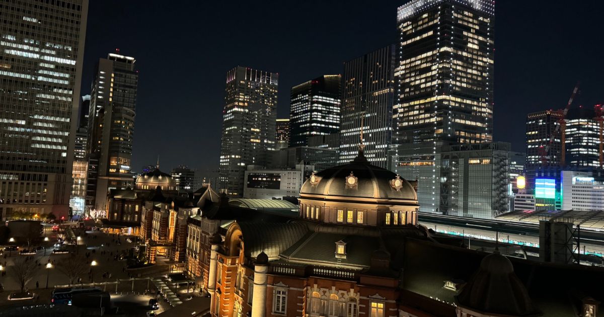 夜の東京駅と丸の内の高層ビル群