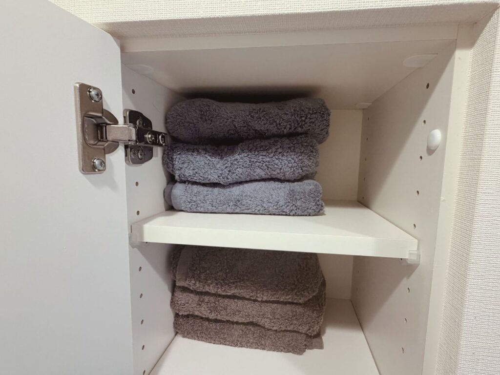 用途ごとに色分けしたタオルを収納している様子