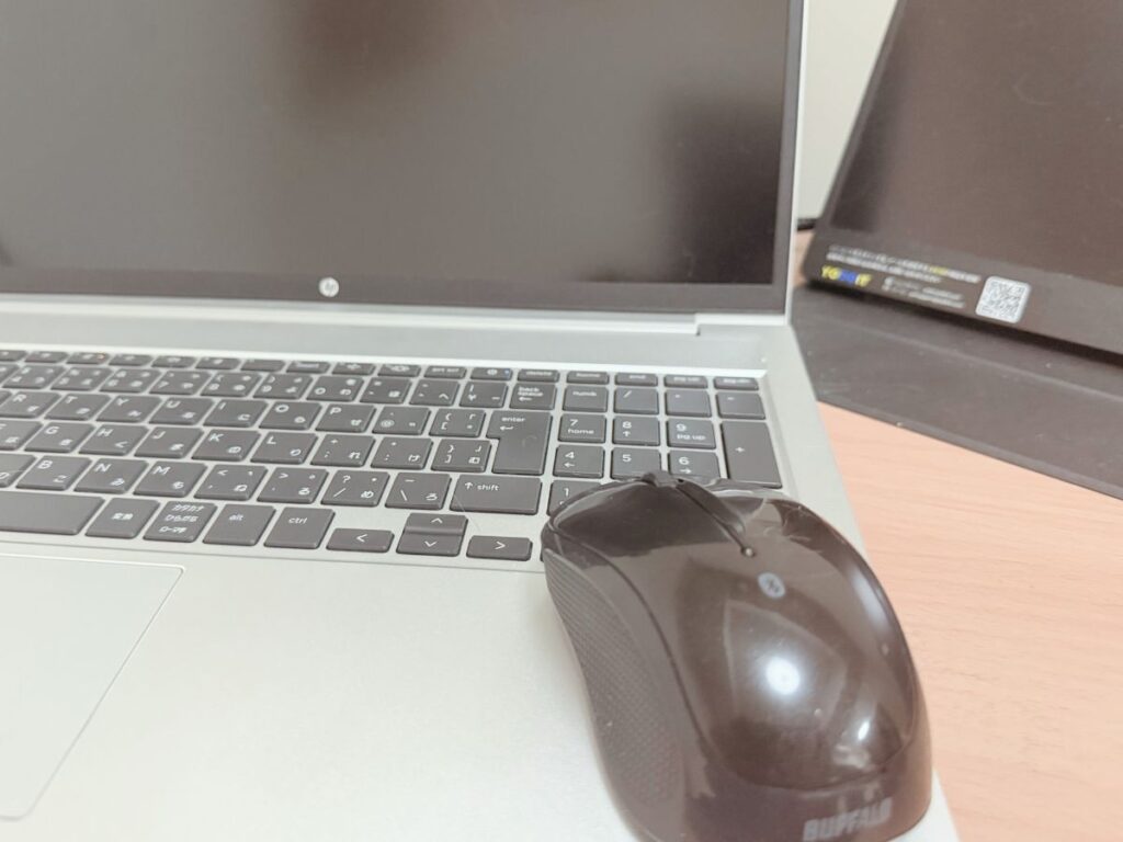 ノートPCとワイヤレスマウスのデスク環境
