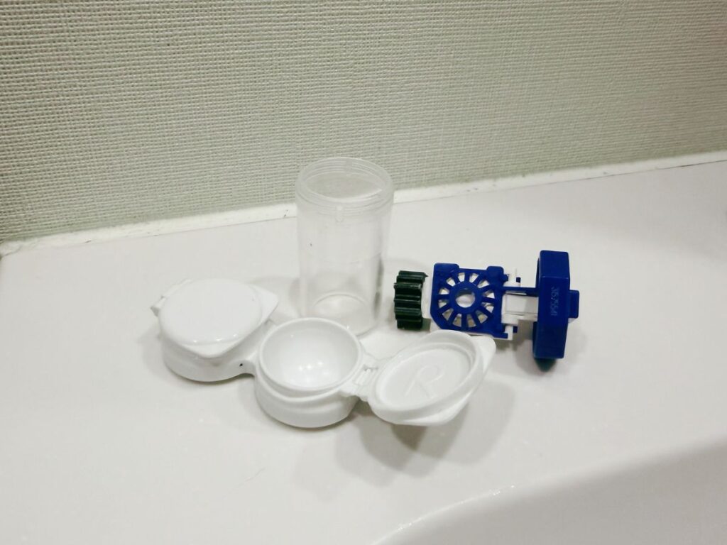 AOセプトの専用コンタクトケースを分解した状態