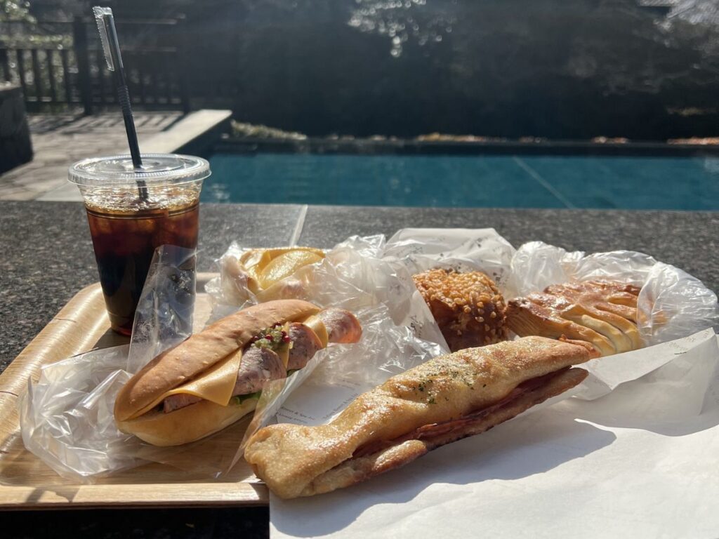 Bakery & Table 東府やで購入したパンとコーヒー。足湯に入りながら楽しめる人気カフェ