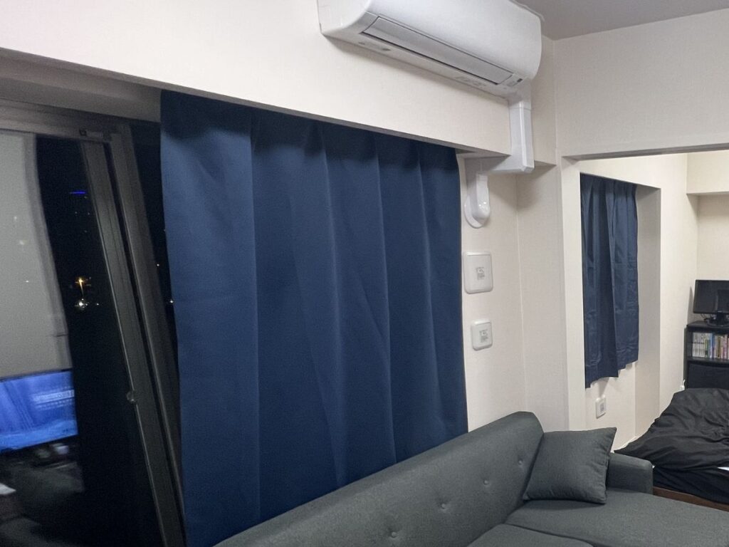 一人暮らしの部屋で使用している遮光カーテンと窓際のレイアウト