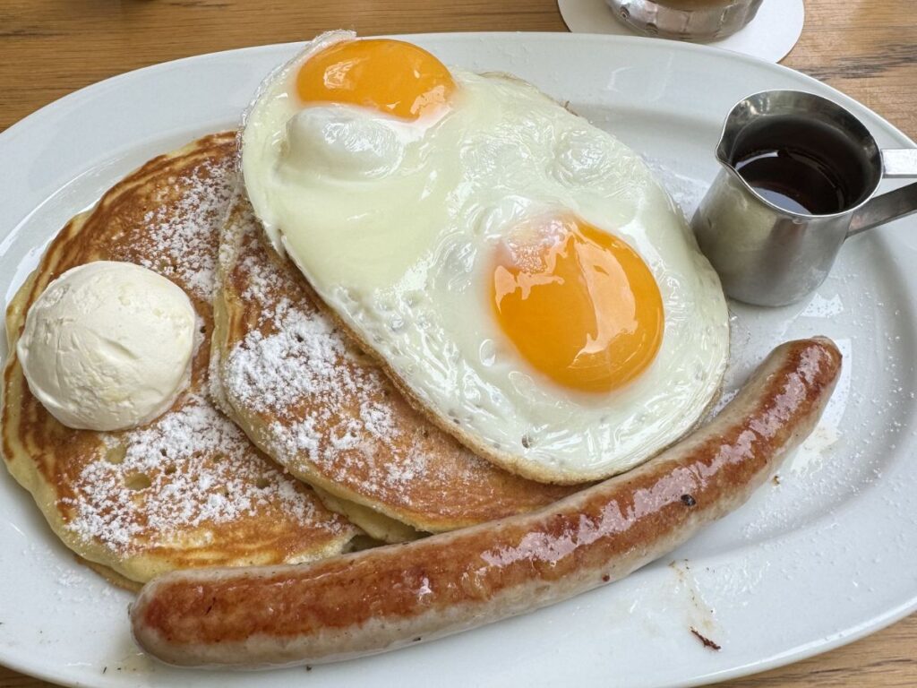 Crisscrossのバターミルクパンケーキとソーセージ、フライドエッグ