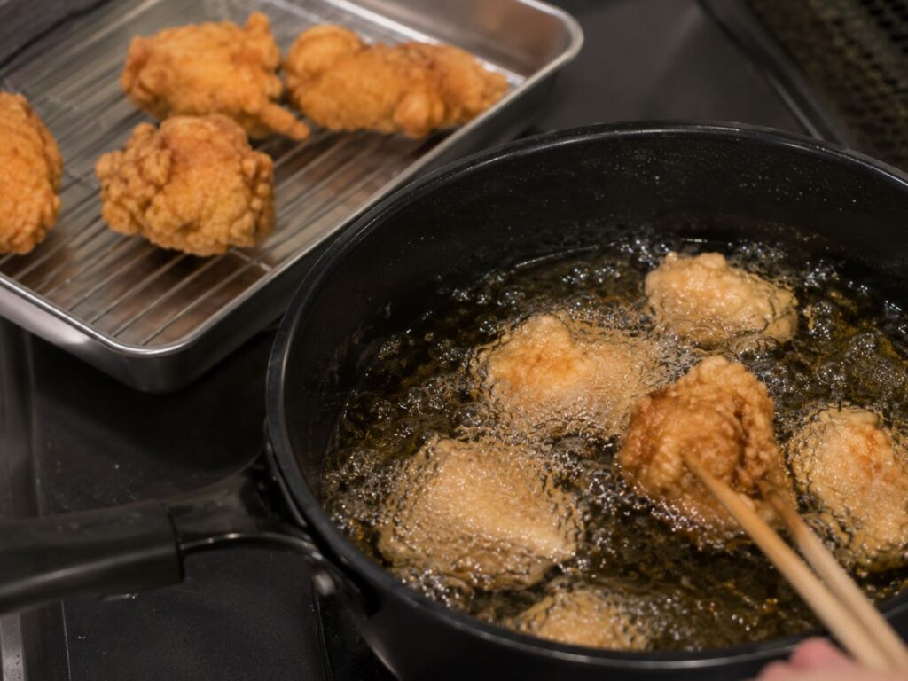 自宅で唐揚げを揚げている様子