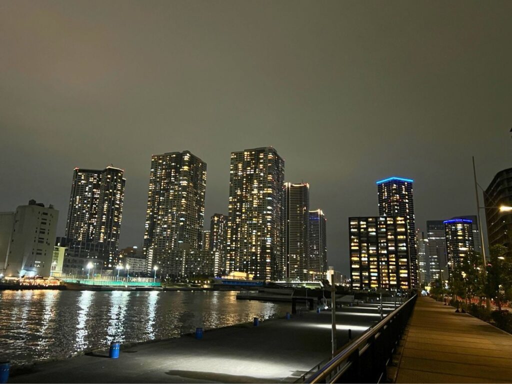 晴海ふ頭公園から見た東京湾沿いの高層マンション夜景