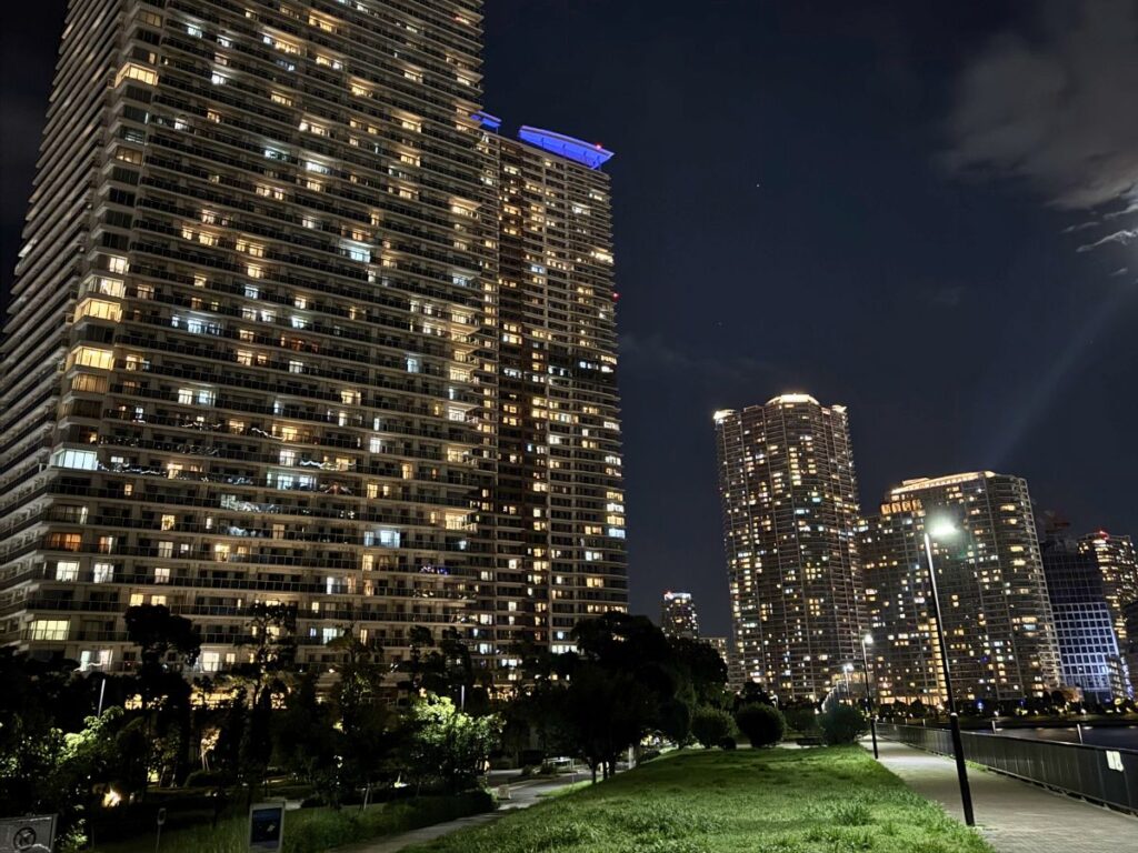 晴海臨海公園の海沿い遊歩道と高層マンション群の夜景