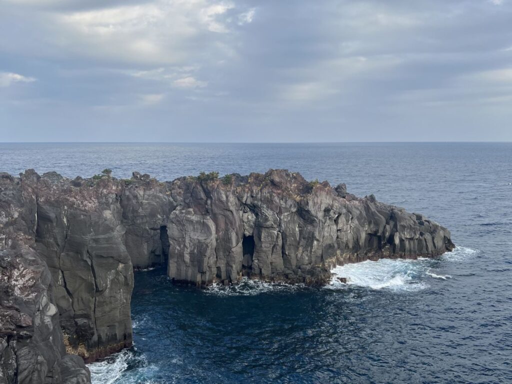 城ヶ崎海岸の断崖絶壁と海の景色。伊豆を代表する自然スポット