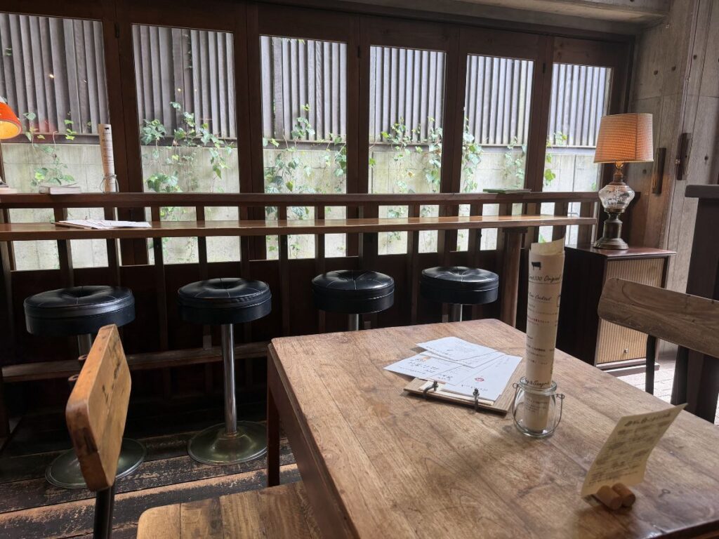 蔵六三三〇の落ち着いた店内