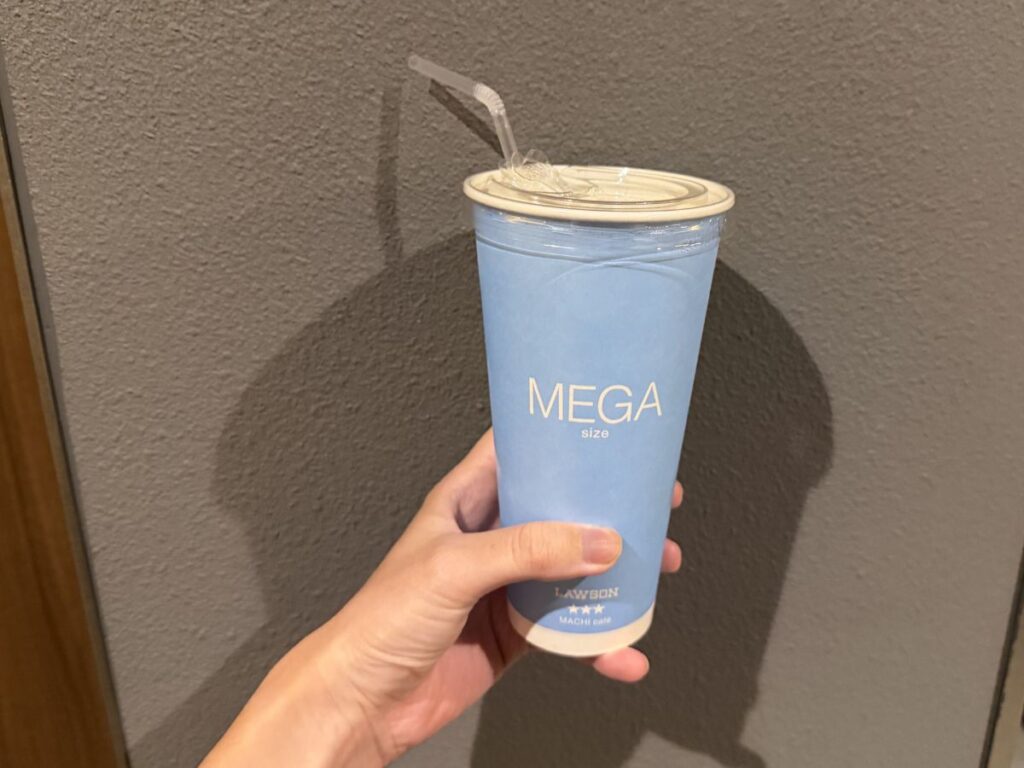 手に持ったローソンのメガサイズアイスコーヒー