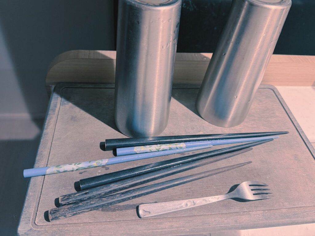 一人暮らしで使っているコップや箸などの食器類