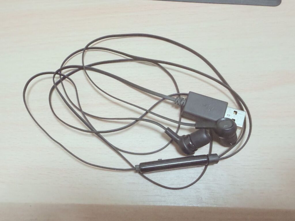 実際に使用しているエレコム HS-EP17UBKの有線マイク付きイヤホン