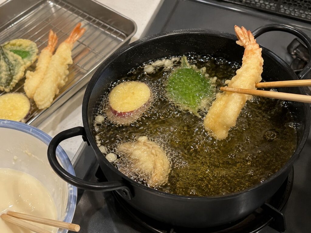 米油で天ぷらを揚げている様子