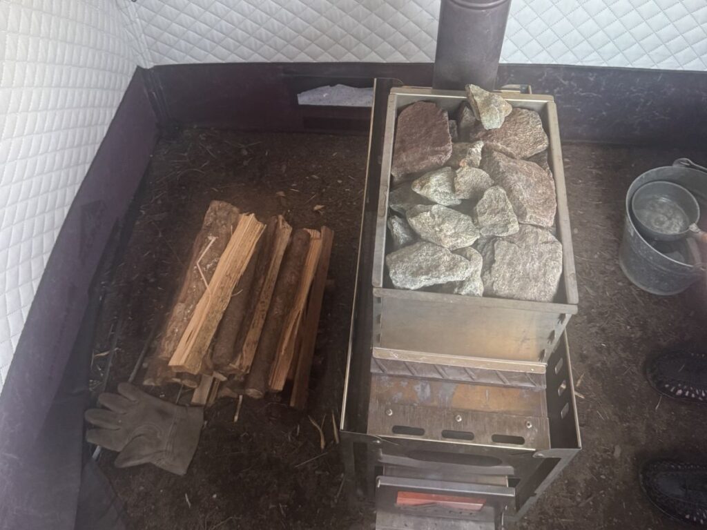 木崎湖POWの貸切テントサウナ内部とサウナストーブ